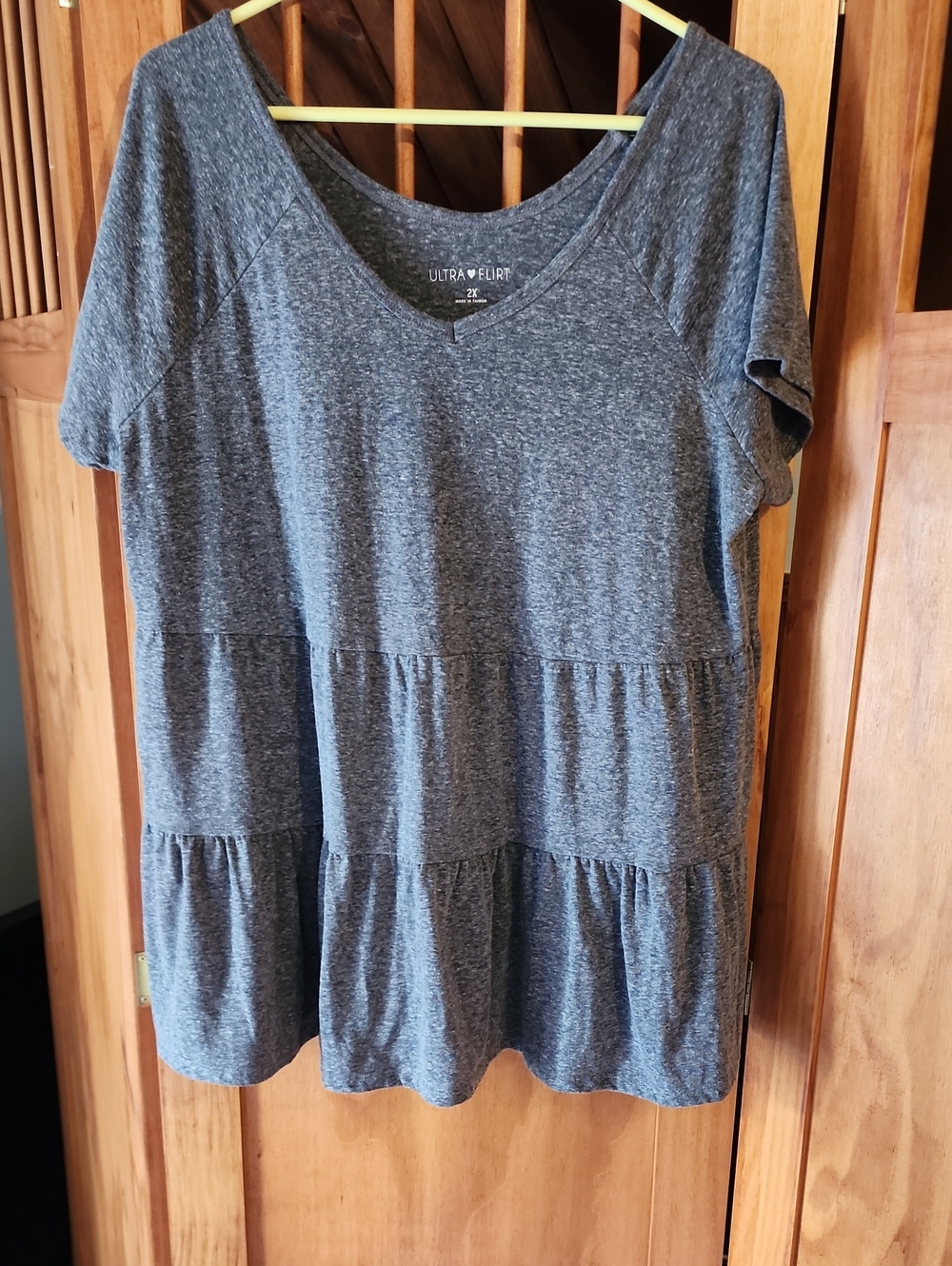 Ultra Flirt Heather Gray Tiered V-Neck Short Sleeve Tunic